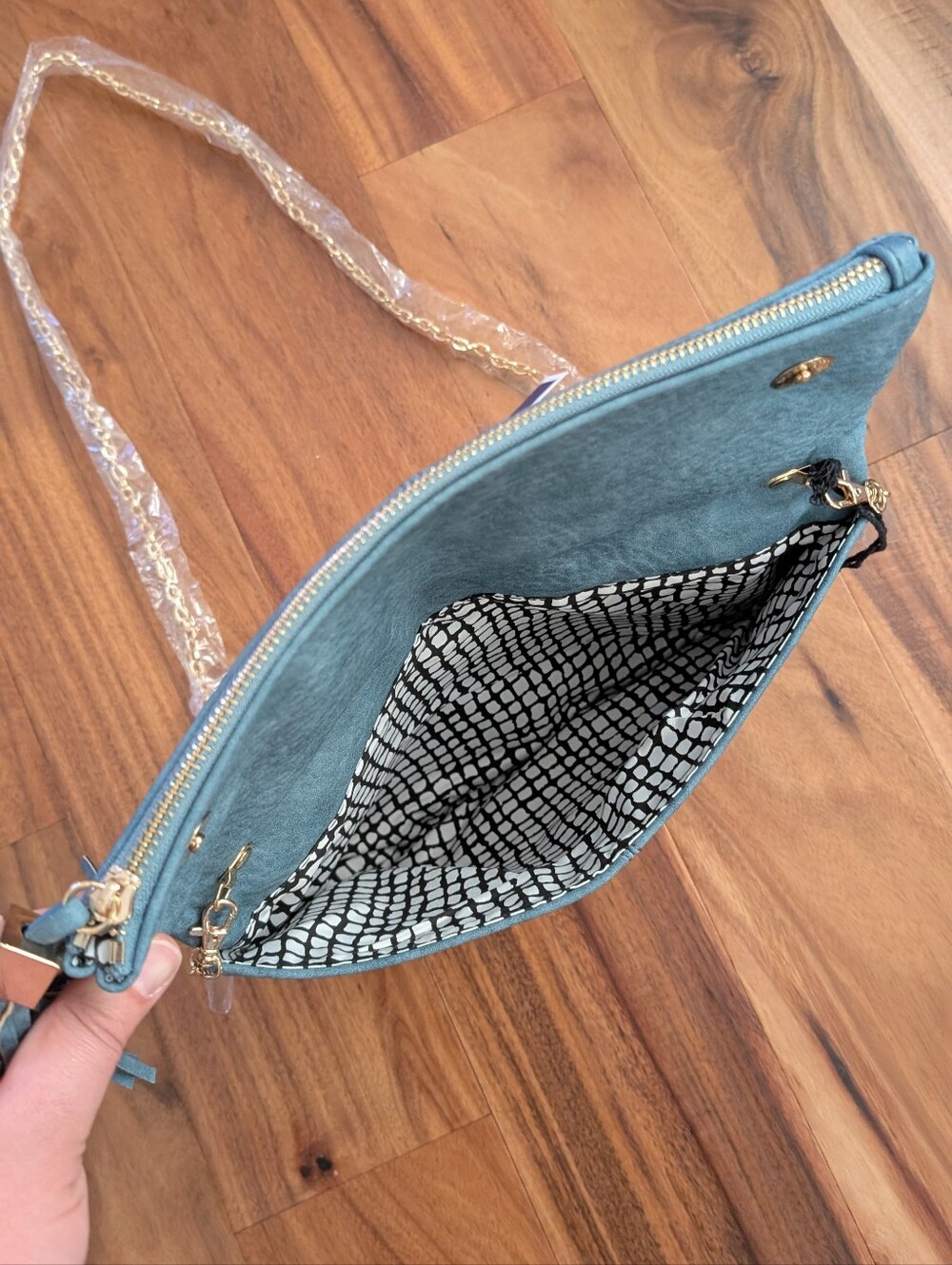 NWT Moda Luxe Crossbody Bag Vegan Leather Light Blue with Gold Chain - Picture 4 of 9